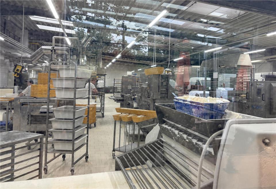 Bäckerei Jägers eröffnet nach Umbau wieder Die Gäste können einen Blick in die Backstube werfen.