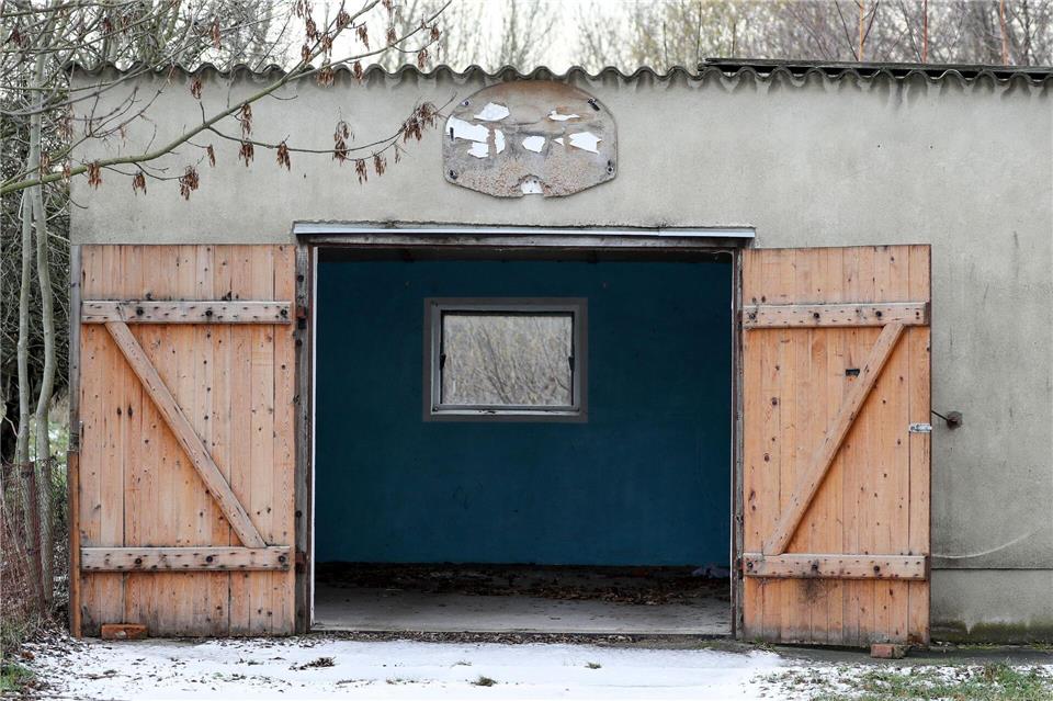 Die Garage bleibt leer: Wer auf falsche Auto-Inserate reinfällt, bekommt kein Fahrzeug - aber auch kein Geld zurück. (Symbolbild) Jan Woitas/dpa-Zentralbild/ZB
