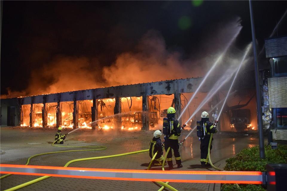 Feuerwache brennt - „Wir mussten unser Zuhause löschen“ Die Garagen der Feuerwache Stadtallendorf stehen in Flammen.Michael Rinde/dpa