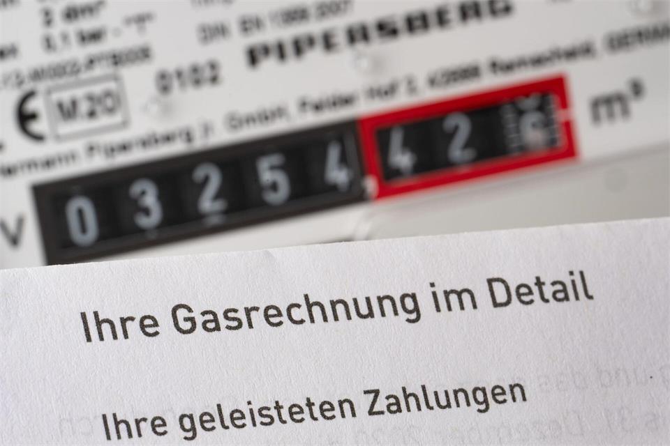 Die Gasrechnung wird weiter hoch sein, Engpässe werden derzeit aber nicht erwartet. (Symbolbild)Bernd Weißbrod/dpa