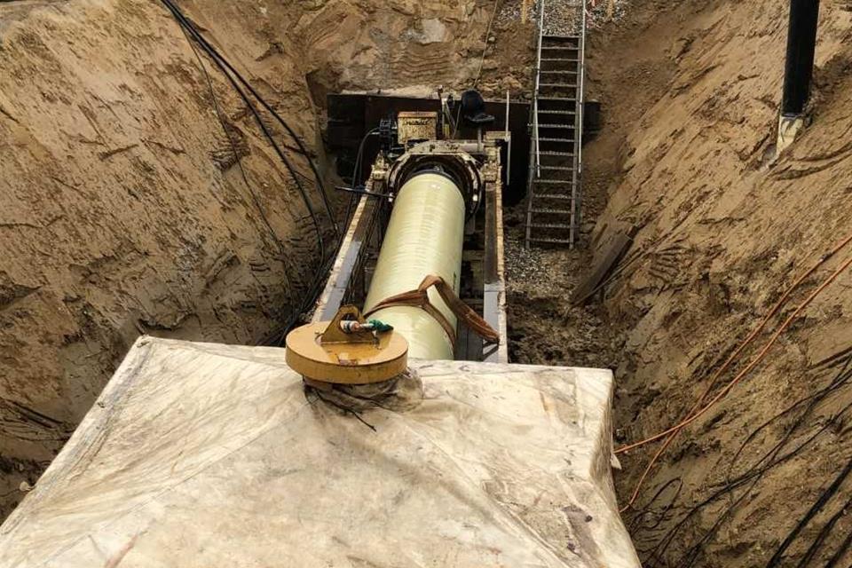 Die Gasrohre werden hydraulisch unter der Bundesstraße 224 hindurchgepresst.