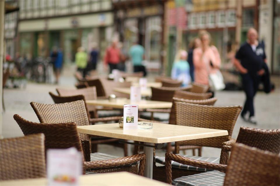 Die Gastronomie in Sachsen-Anhalt verzeichnete im ersten Halbjahr erneut sinkende reale Umsätze. (Symbolbild) Matthias Bein/dpa-Zentralbild/dpa