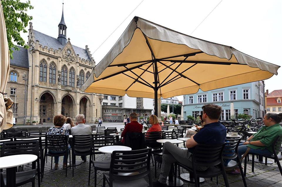 Die Gastronomie in Thüringen läuft vor allem in den Städten (Archivbild)  Martin Schutt/dpa