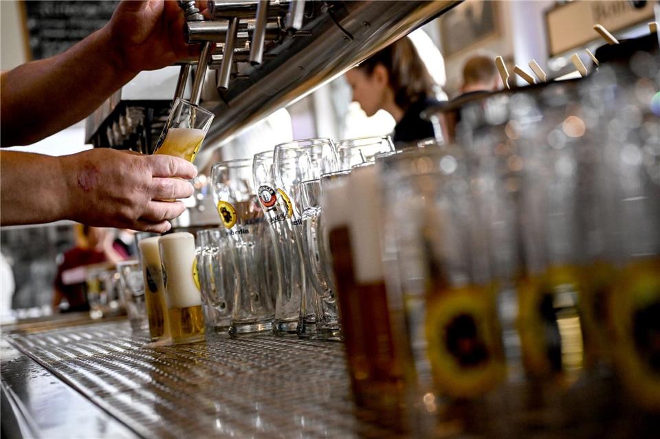 Die Gastronomie sieht sich von der Mindestlohnerhöhung besonders betroffen. (Archivbild)Britta Pedersen/dpa