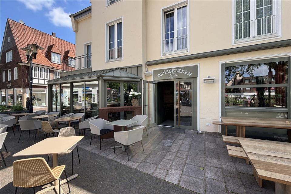 Die Gaststätte ist zum Markt hin auch von außen bestuhlt und bietet hier 65 Plätze.