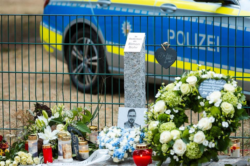 Die Gedenkstele erinnert am damaligen Tatort an den getöteten Polizeioberkommissar Simon Bohr. Der 34-Jährige war am 21. August 2025 bei einem Polizeieinsatz in Völklingen tödlich verletzt worden.Laszlo Pinter/dpa
