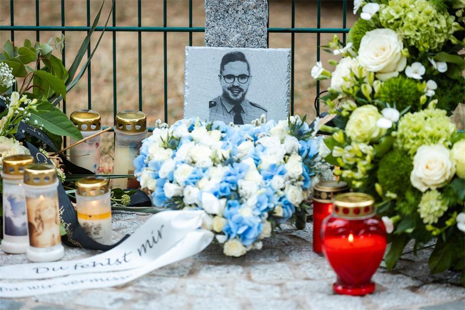 Die Gedenkstele erinnert am damaligen Tatort an den getöteten Polizeioberkommissar Simon Bohr. Der 34-Jährige war am 21. August 2025 bei einem Polizeieinsatz in Völklingen tödlich verletzt worden.Laszlo Pinter/dpa