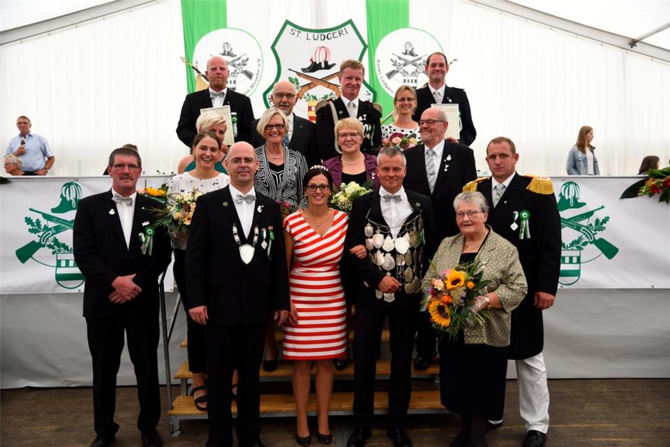 Die Geehrten mit dem Vorstand und dem Königpaar: (vorn/von links) Hubert Lindenbuß, Georg Dillhage, Anke Knuf, André Niehaus, Mia Enning.; (2. Reihe): Marion Beering, Melanie Wienand, Gisela Beering, Maria Börger und Bernard Beering, Stefan Hüls; (obere Reihe): Adrian Wienand, Hubert Börger, Martin Lindenbuß, Karin Lindenbuß und Jan Beering.