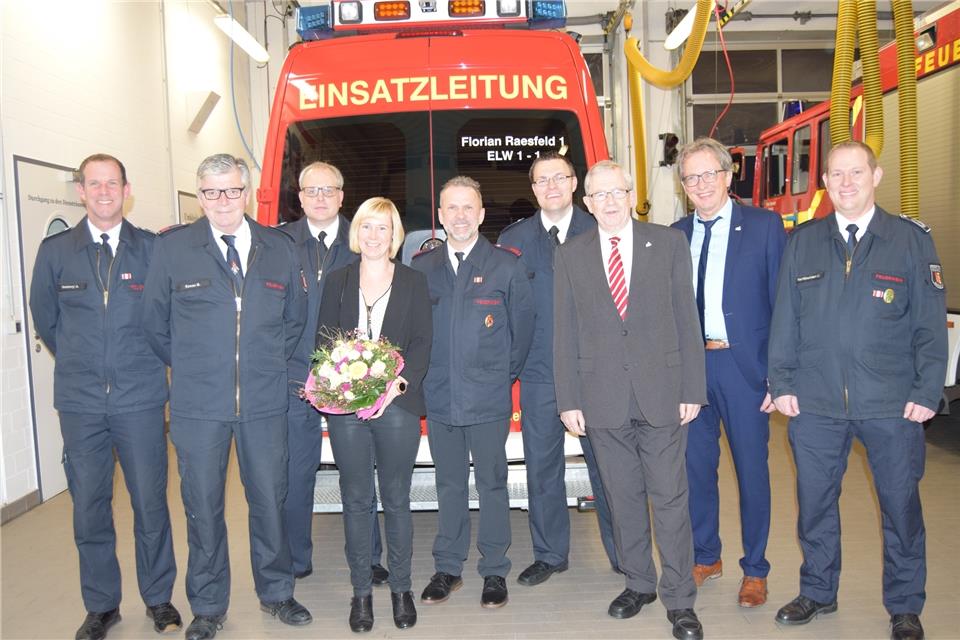 Die Geehrten mit dem ersten stellvertretenden Bürgermeister Hans-Dieter Strothmann (3.v.r.) und Wehrleiter André Szczesny (l.).