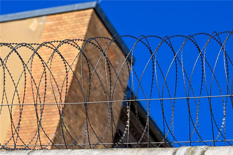Die Gefängnisse in Deutschland sind gut gesichert. Für eine Flucht nutzen Straftäter mitunter besondere Umstände wie einen Arztbesuch. (Archivbild)Soeren Stache/dpa