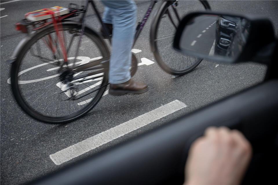 Die Gefahr durch Dooringunfälle wird in der Regel unterschätzt. (Archivfoto) Sebastian Gollnow/dpa