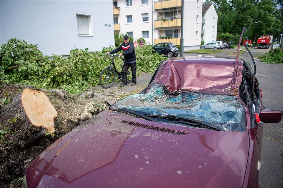 Die Gefahr von Unwetterschäden an Autos nimmt stetig zu. (Archivbild)Lino Mirgeler/dpa
