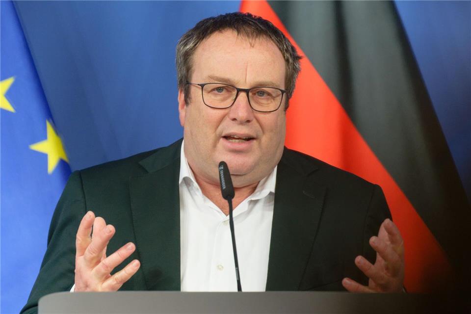 „Die Gefahr weiterer Sperrungen ist real“, sagt NRW-Verkehrsminister Oliver Krischer (Grüne). (Archivbild)Henning Kaiser/dpa