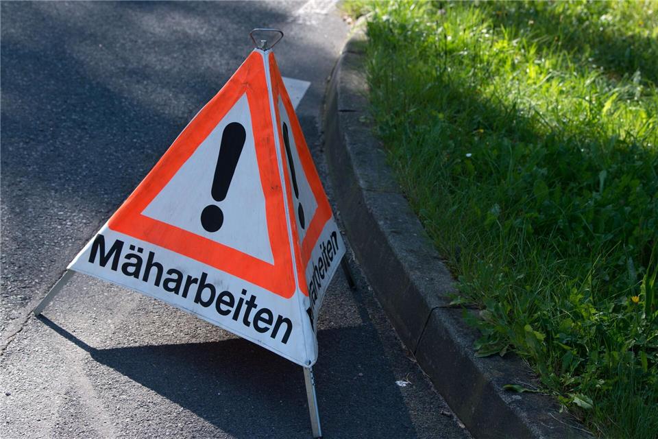 Die Geflüchteten sind unter anderem bei der Grünpflege im Einsatz. (Symbolbild)picture alliance / Arno Burgi/dpa-Zentralbild/dpa