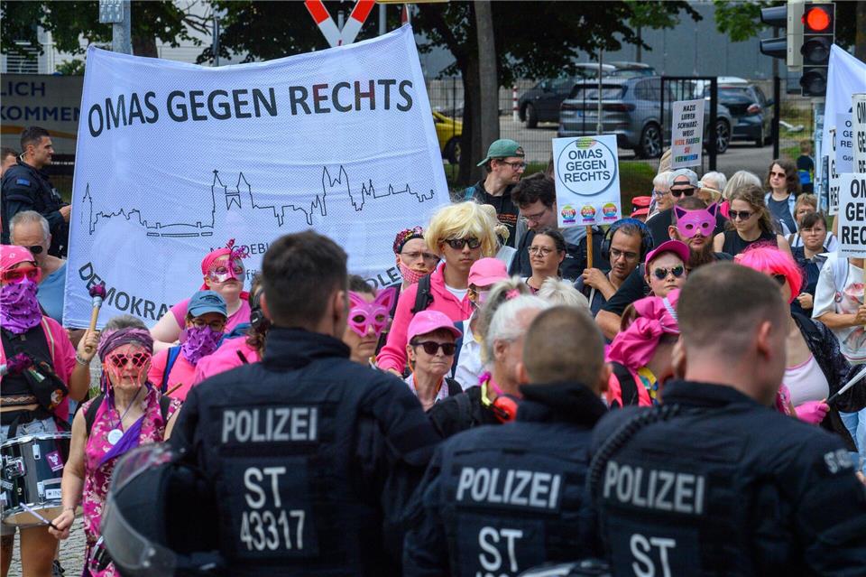 Die Gegendemonstration fand in einiger Entfernung der AfD-Veranstaltung statt, hinter einer Polizeiabsperrung.Klaus-Dietmar Gabbert/dpa
