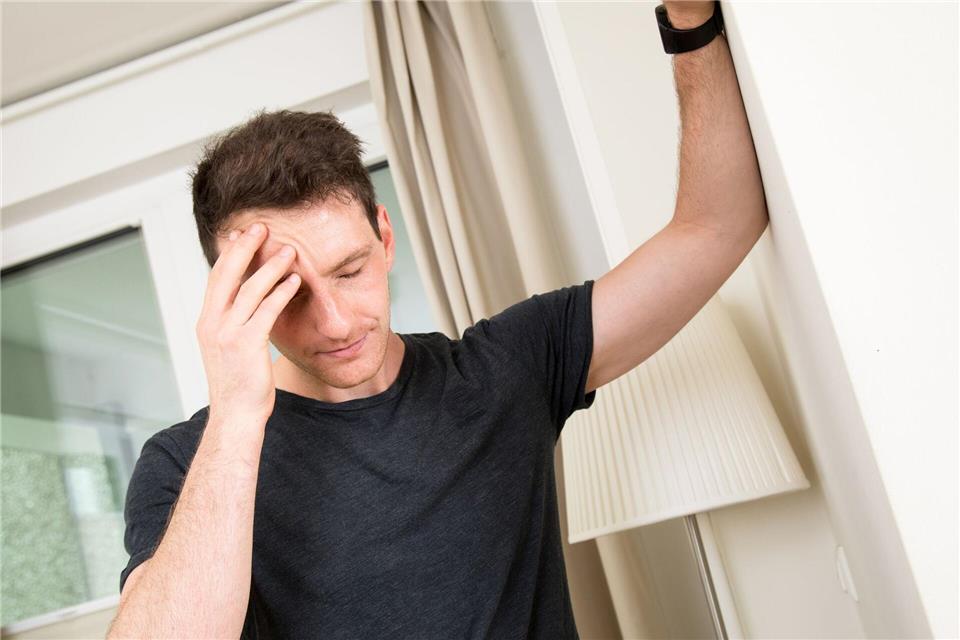 Die „Gehirn-Software“ ist kurz gestört: Typisch für eine Gehirnerschütterung sind Bewusstseinsstörungen, etwa Benommenheit. Christin Klose/dpa-tmn