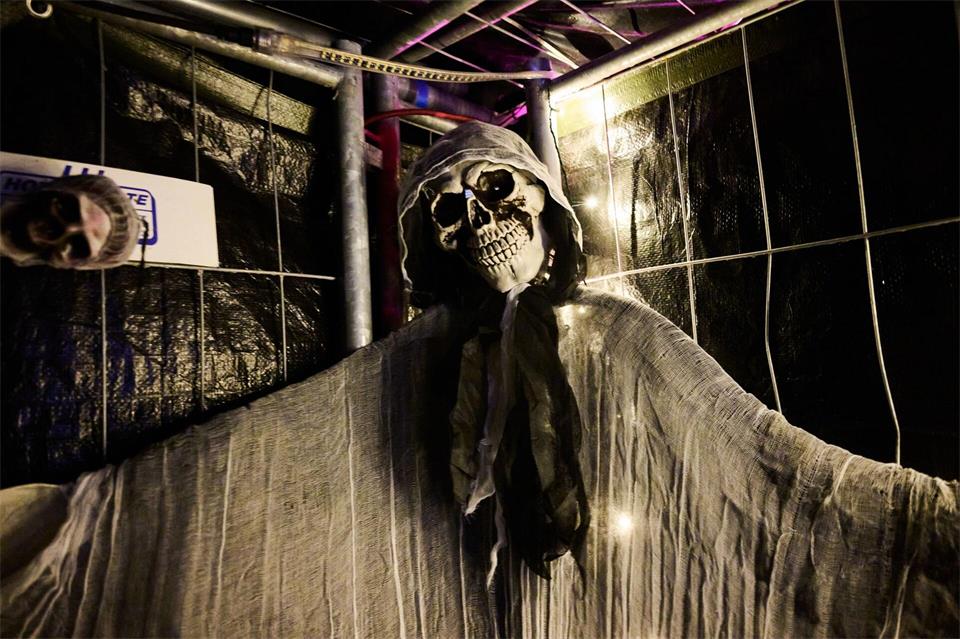 Die Geisterbahn vom Halloweenhaus der Familie Lauinger im Emsland erstreckt sich über 1.600 Quadratmeter.Sina Schuldt/dpa