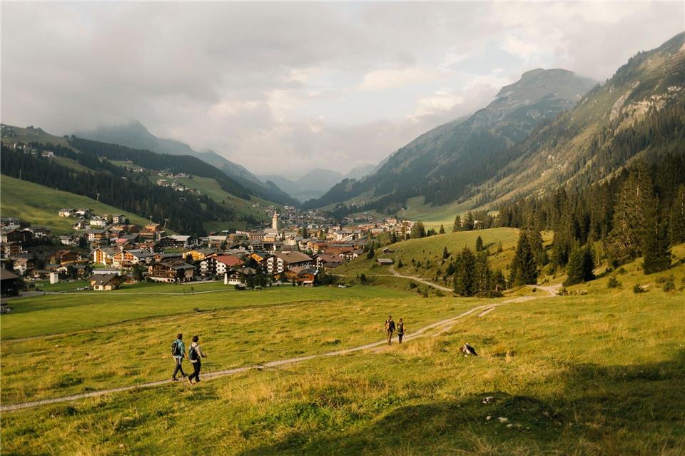 Die Gemeinde Lech am gleichnamigen Fluss, Ziel des zweiten Wandertags, liegt auf gut 1.400 Metern.Arlberg Marketing GmbH/dpa-tmn
