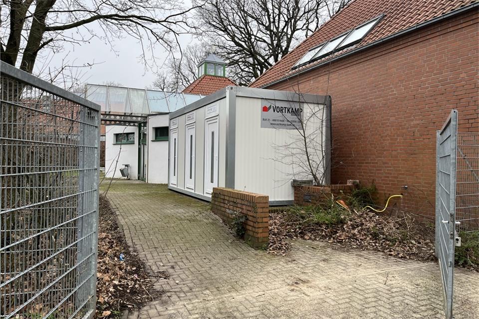 Die Gemeinde hat auf der Rückseite des Jugendhauses einen Sanitär-Container aufstellen lassen.