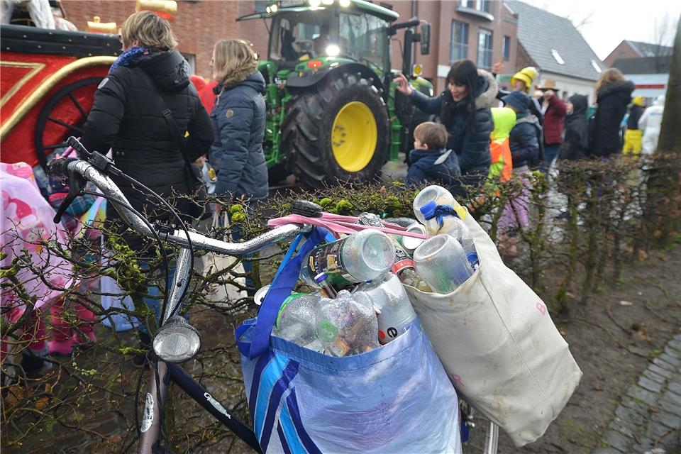 Die Gemeinde konnte nach dem Rosenmontagszug relativ früh mit dem Saubermachen anfangen.