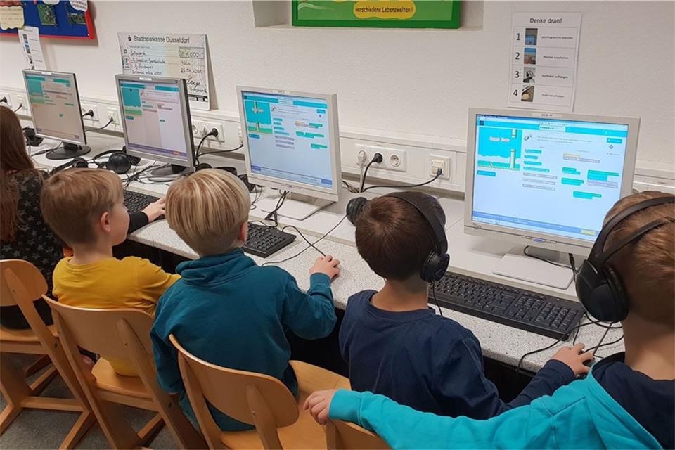 Die Gemeinde und die örtlichen Schulen organisieren zusätzliche pädagogische Angebote in den Ferien.