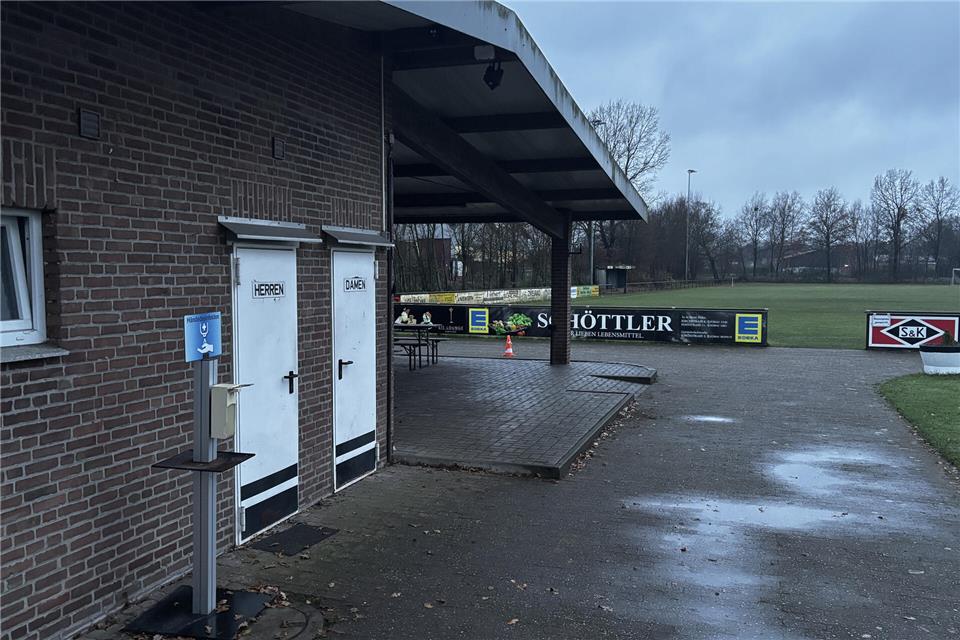 Die Gemeinde will die Sanitäranlagen am Sportplatz sanieren.