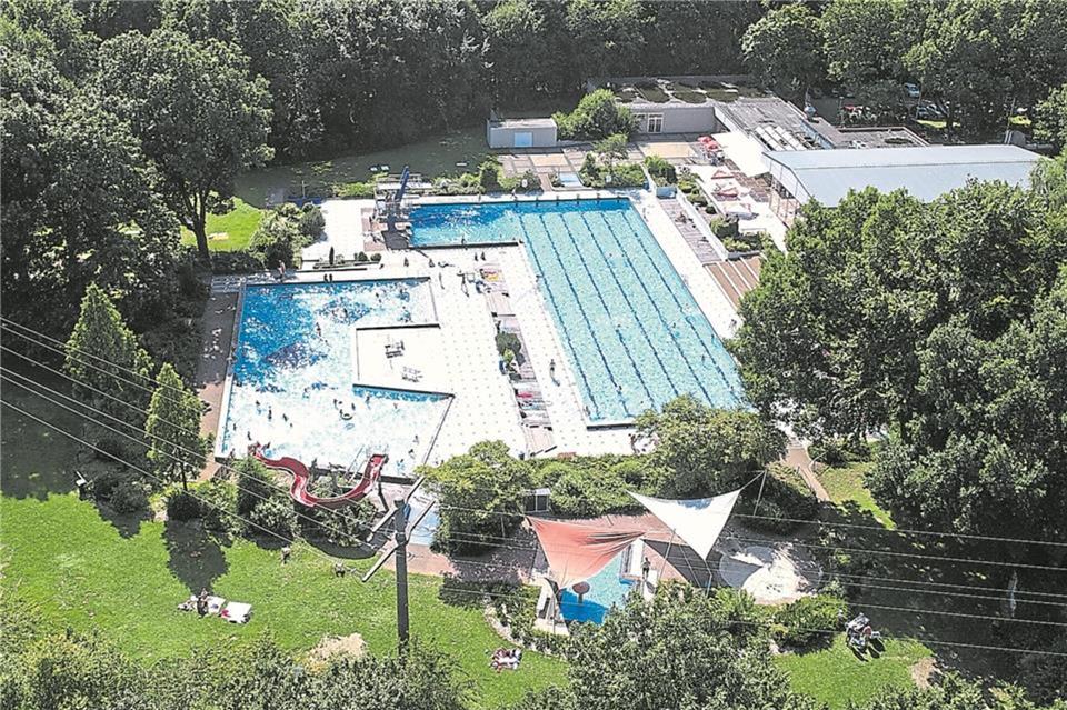 Die Gemeinde will sich erneut auf ein Bundesprogramm bewerben, um das Freibad zu modernisieren. Fraglich ist dabei aber die Zukunft des Nichtschwimmerbeckens (im Bild links zu sehen).