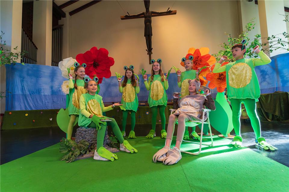 Die Gemener Burgspatzen bereiten sich auf das Kindermusical Jenseits der Grashalme vor.