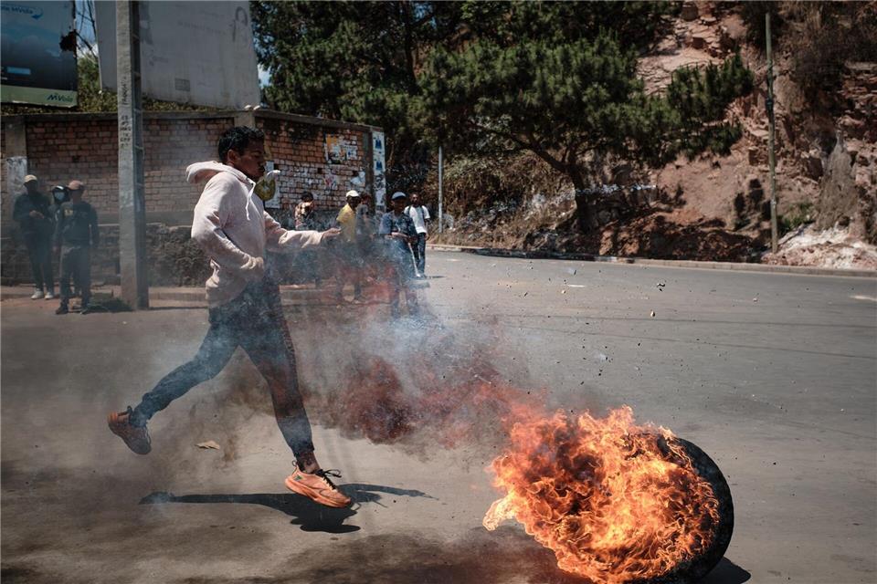 Die Gen Z-Bewegung und viele Einwohner der Stadt Antananarivo prangern die wiederkehrenden Wasser- und Stromausfälle sowie die Misswirtschaft der Regierung an.Iako Randrianarivelo/ZUMA Press Wire/dpa