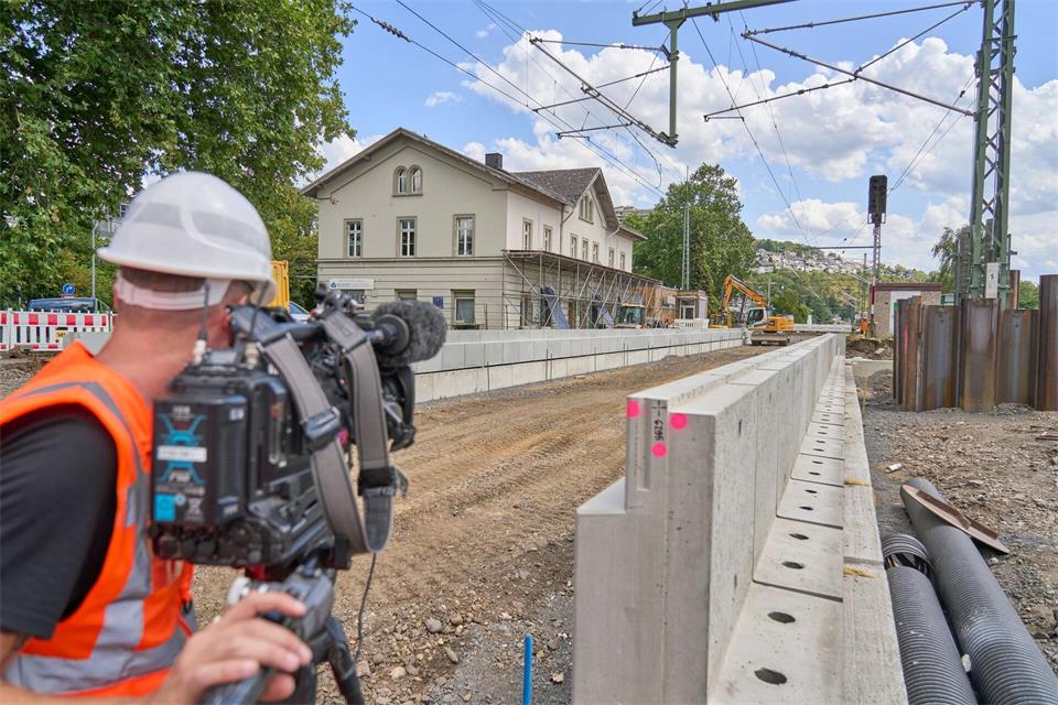 Die Generalsanierung der Bahnstrecke zwischen Troisdorf und Wiesbaden ist seit wenigen Wochen im vollen Gang. (Archivbild)Sascha Ditscher/dpa