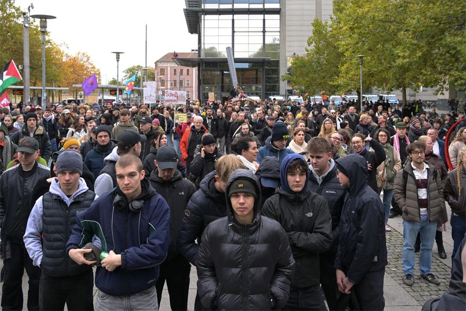 Die Generation Z protestiert in der Magdeburger Innenstadt.Heiko Rebsch/dpa
