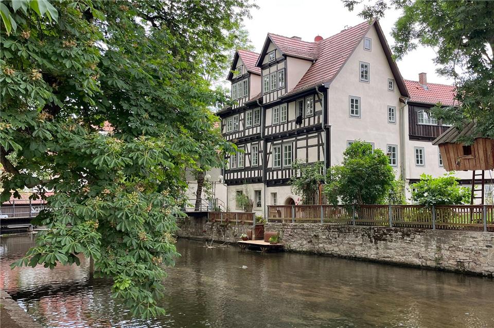 Jüdisches Leben in Erfurt gestern und heute - ein Rundgang Die Gera prägt das Bild der Erfurter Altstadt. Juden und Christen lebten im Mittelalter direkt nebeneinander an ihren Ufern.Heide Scharvogel/dpa-tmn