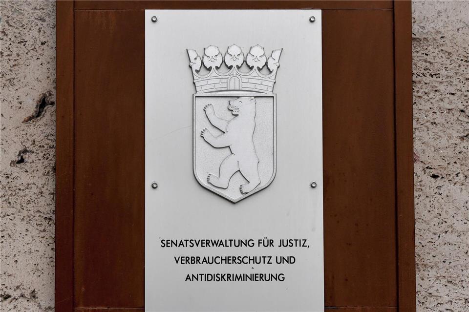 Die Gerichtsvollzieher des Landes Berlin sollen stich- und schusssichere Schutzwesten erhalten. (Archivbild)Jens Kalaene/dpa-Zentralbild/ZB