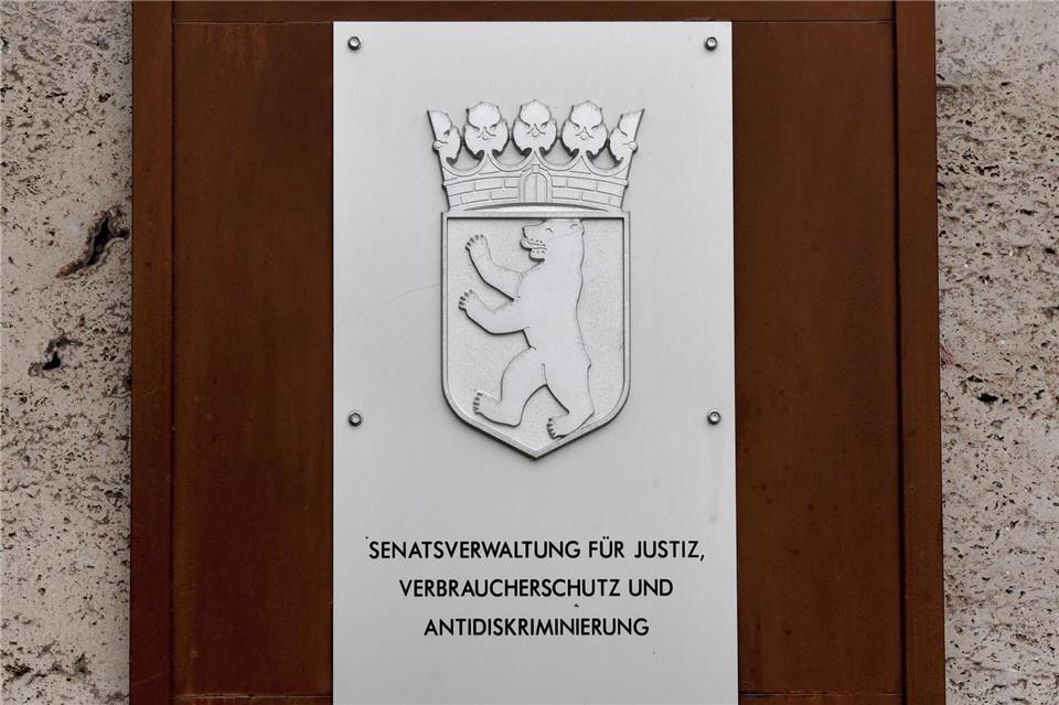 Die Gerichtsvollzieher des Landes Berlin sollen stich- und schusssichere Schutzwesten erhalten. (Symbolbild)Jens Kalaene/dpa-Zentralbild/ZB
