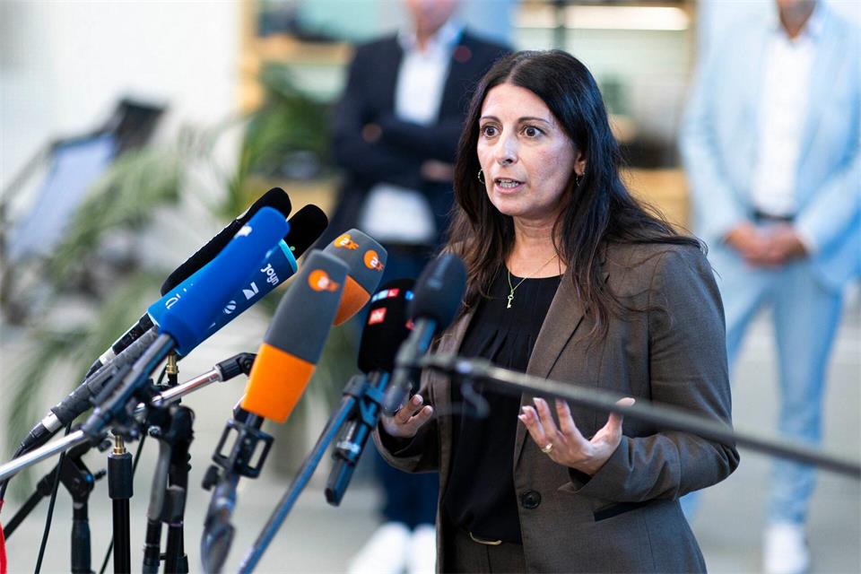 Die Gesamt- und Konzernbetriebsratsvorsitzende bei Volkswagen, Daniela Cavallo, bezeichnet das Vertrauen zum Vorstand als beschädigt.  Michael Matthey/dpa