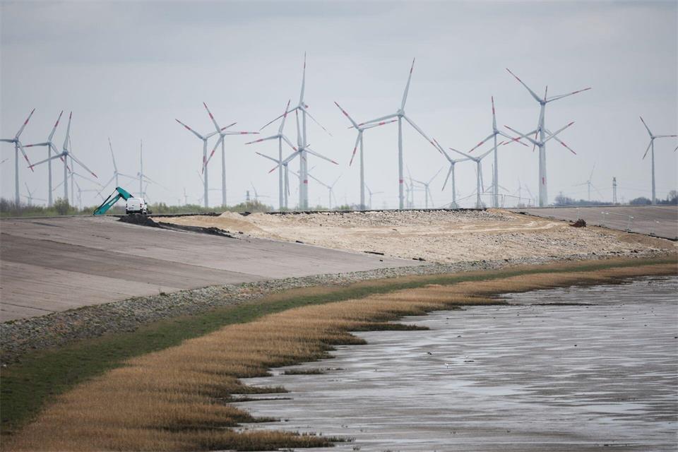 Die Gesamtkosten für die Deichverstärkung am Eiderdamm Nord betragen rund 30 Millionen Euro. (Archivbild) Christian Charisius/dpa
