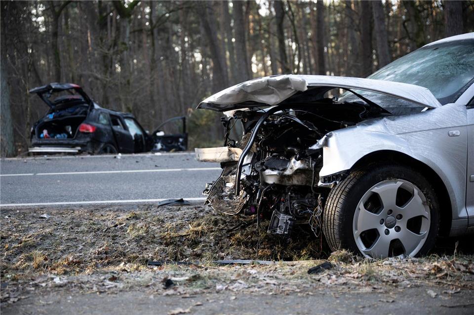 Die Gesamtzahl der Verkehrsunfälle bleibt nahezu konstant. (Symbolbild)Philip Dulian/dpa