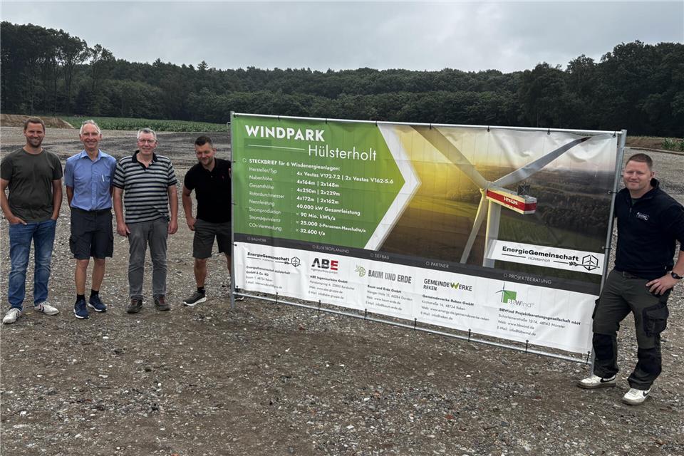 Die Geschäftsführer der Energiegemeinschaft Hülsterholt vor dem Standort der künftigen vierten Windkraftanlage direkt an der Halterner Straße: Christian Rikels (von links), Bernhard Breuer, Hermann-Josef Benning, Gerd Büning und Michael Stienen.