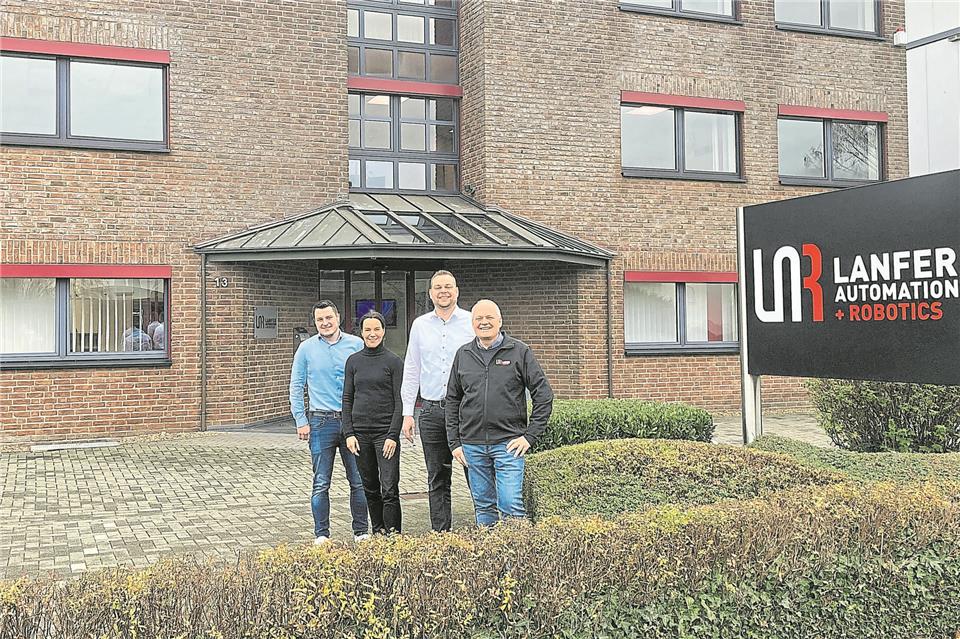 Die Geschäftsführerin der Lanfer Automation + Robotics GmbH, Ann-Kathrin Löhr, wird von drei Geschäftsleitern unterstützt. Dabei handelt es sich um Andre Kemper (von links), Falk Kampmann und Detlef Seeger-Kößmeier.