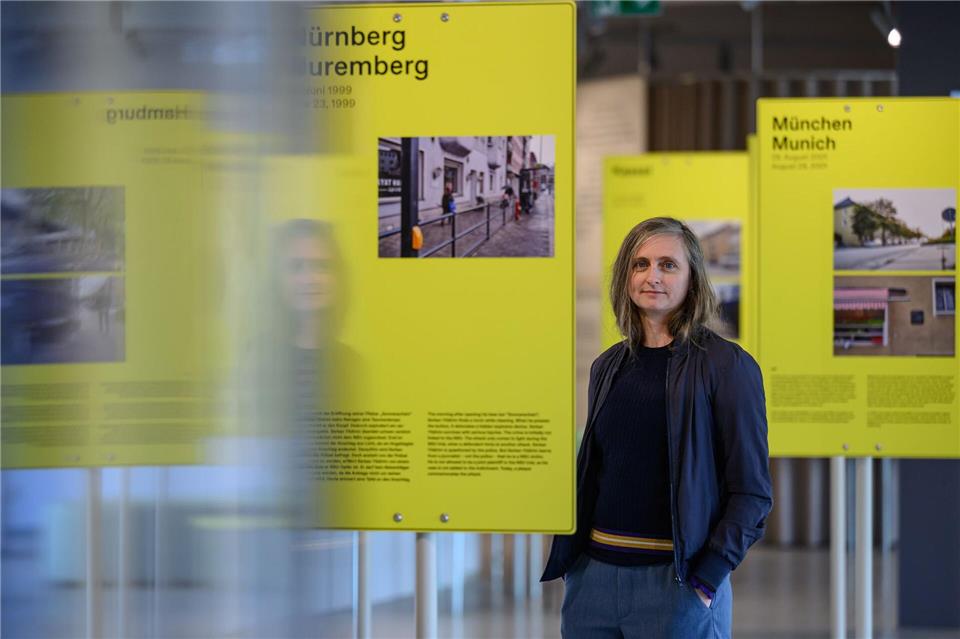 Die Geschäftsführerin des Dokumentationszentrums zum NSU-Komplex, Nora Krzywinski, steht in der Dauerausstellung „Offener Prozess“. Die gelben Tafeln zeigen die verschiedenen Tatorte der rechtsextremen Terrorzelle. Hendrik Schmidt/dpa