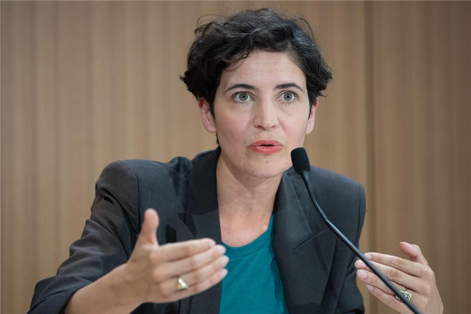 Die Geschäftsführerin von HateAid, einer Hilfsorganisation gegen Hass im Internet, Anna-Lena von Hodenberg, und ihre Kollegin Josephine Ballon sind von der US-Regierung wegen Zensur-Vorwürfen mit Einreiseverboten belegt worden.Soeren Stache/dpa