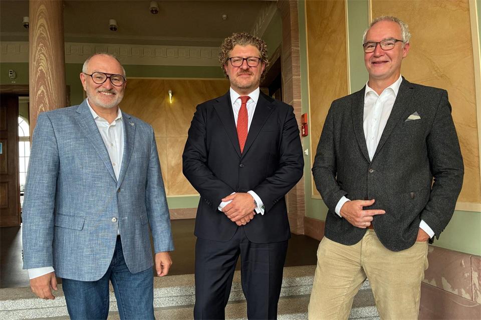 Die Geschäftsführung des Chemieparks Bitterfeld - v.l. Kai Uwe Kauel, Max Fuhr und Patrice Heine - sieht Wachstumsmöglichkeiten in Europa.Daniel Josling/dpa