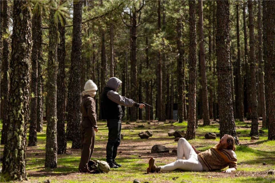 Die Geschwister Maggie (Karoline Schuch) und Kai (Julius Gause) schalten den „Jäger“ Hermit (Lars Sundsbø) aus - Szene aus der Serie „Oderbruch“.Kurt Patzak/Syrreal Entertainment/ARD Degeto/Programmplanung und P/dpa