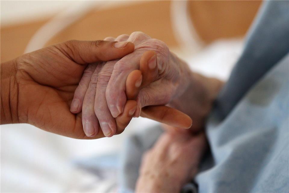 Die Gesellschaft wird älter, die medizinischen Möglichkeiten werden größer - wie damit umgehen? (Archivfoto)picture alliance/dpa