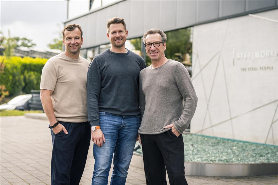 Die Gesellschafter der KC Manufaktur by Steelworks: Marc Meerkötter (l.) und Thomas Reining (r.) mit Geschäftsführer Stefan Salzmann.