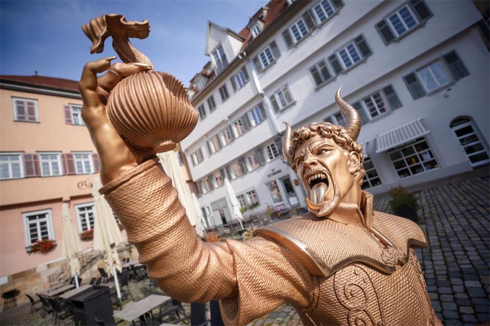Die Gestalt aus Bronze soll an eine Legende aus der Stadt erinnern.Christoph Schmidt/dpa