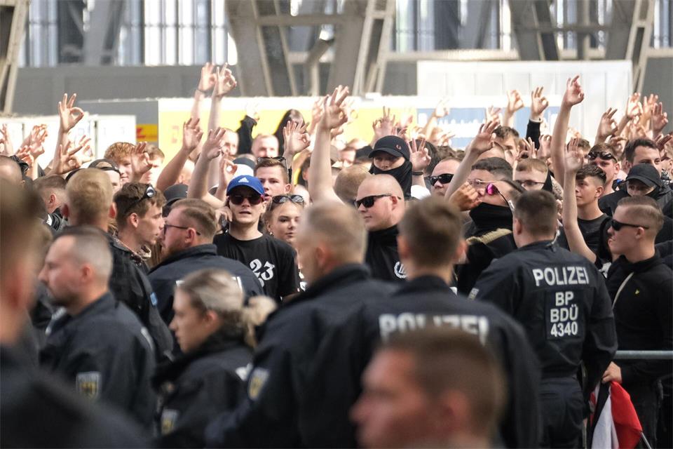 Die Geste wird von rechtsextremen Gruppen als Symbol für „White Power“ verwendet – wie hier bei einer Demonstration in Leipzig.Sebastian Willnow/dpa