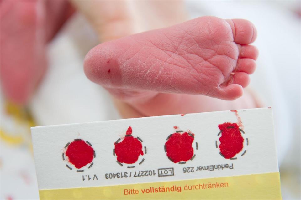 Die Gesundheitsministerin betont die Bedeutung des Neugeborenen-Screenings. (Symbolbild)Stefan Sauer/dpa