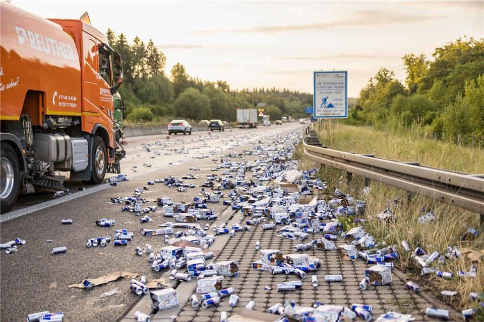 Die Getränkedosen verteilten sich über die ganze Fahrbahn.Schulz/SDMG/dpa