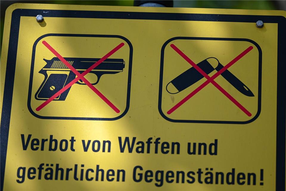 Migration, Kriminalität und Angst – was die Statistik zeigt Die Gewaltkriminalität ist zuletzt gestiegen. Ob sich Kriminelle von Waffenverbotszonen abschrecken lassen, ist fraglich. (Archivbild)Arne Dedert/dpa